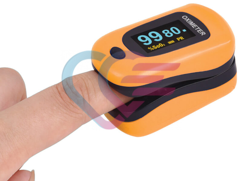 Narančasti pulsni oksimetar model oxy 4 na prstu